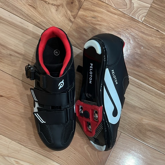 Peloton shoes with cleats - like new! - Picture 3 of 3